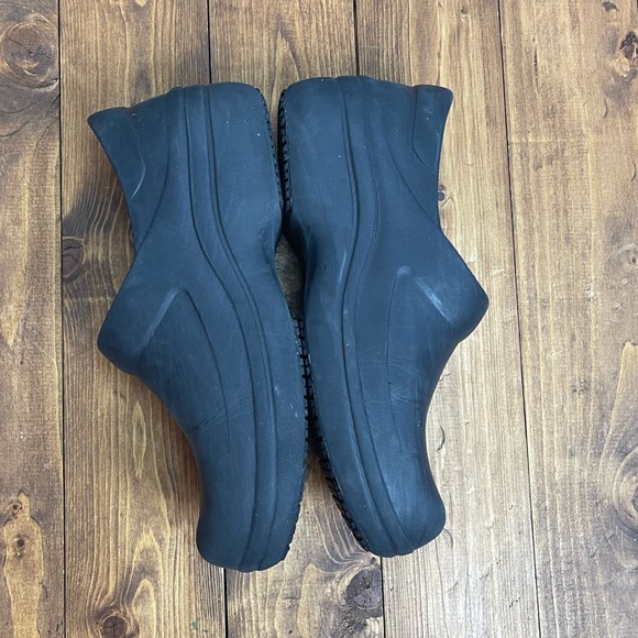 COPY - Crocs clogs Womens size 7 black crocs lock - Picture 2 of 8